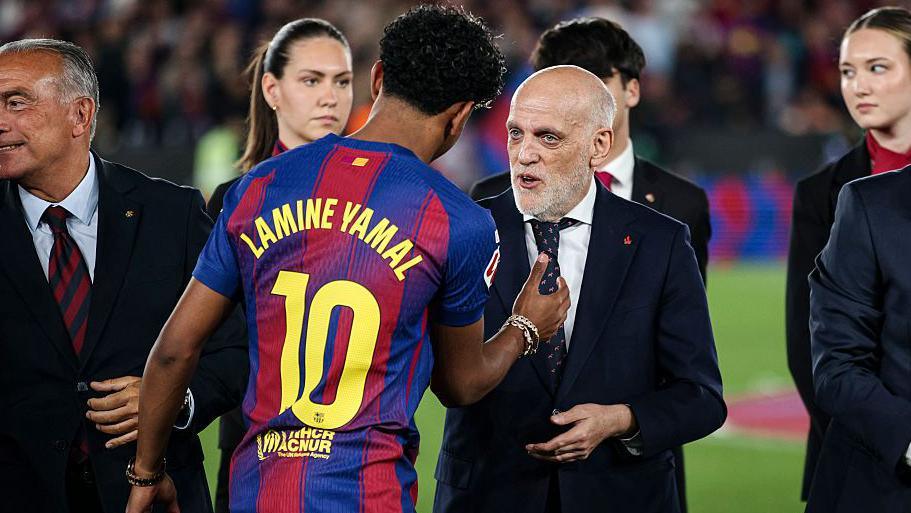 Lamine Yamal of Barcelona shakes hands with Javier Tebas, the president of La Liga