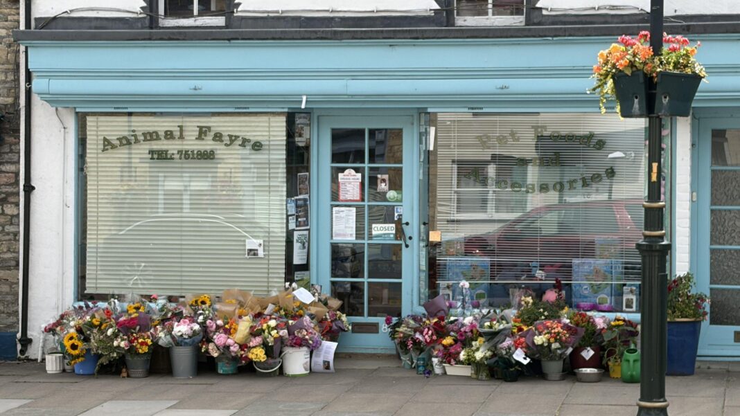 Tributes to pet shop owner amid murder probe Tributes to pet shop owner amid murder probe