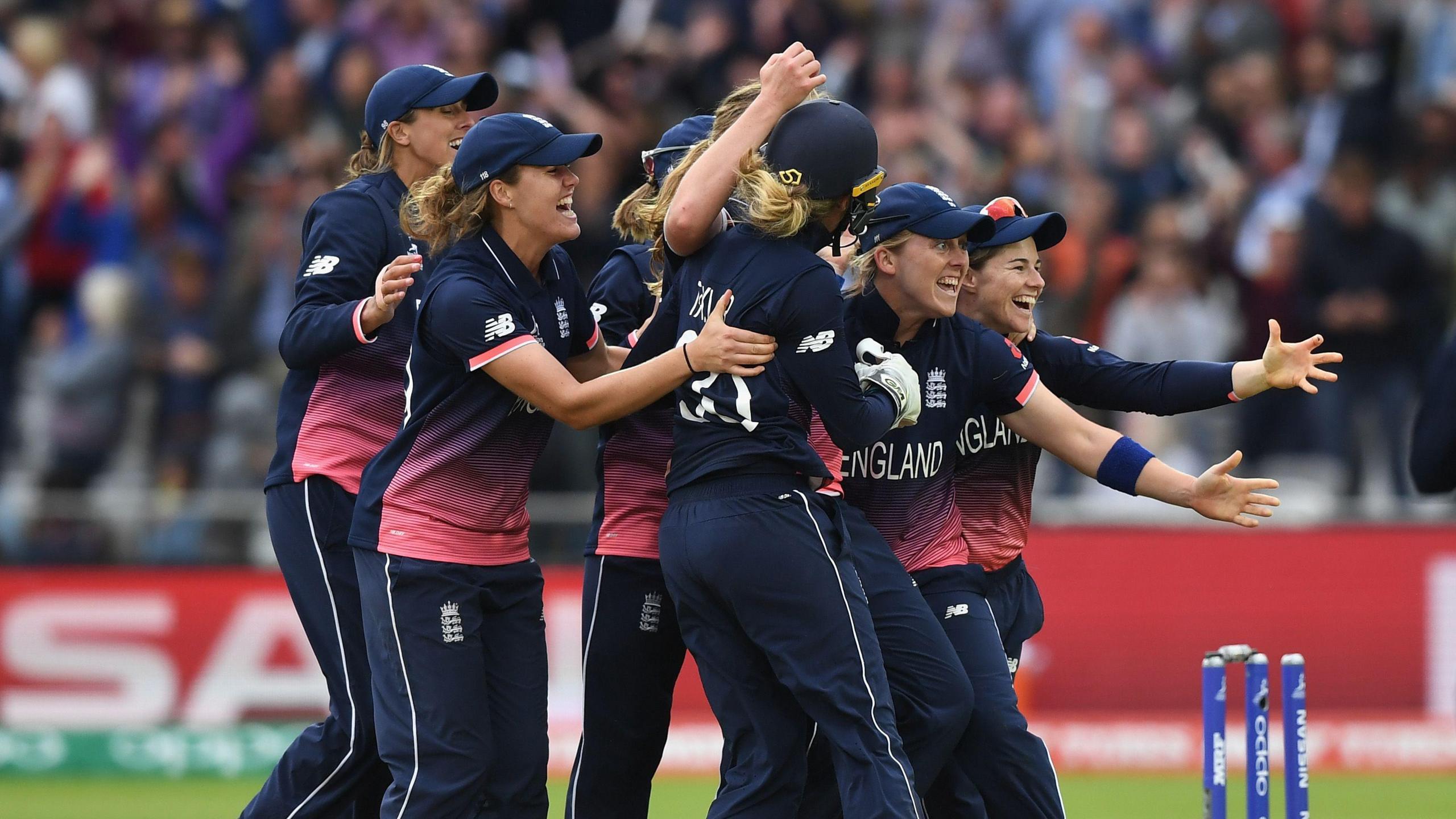 Heather Knight and her team-mates celebrate winning the World Cup