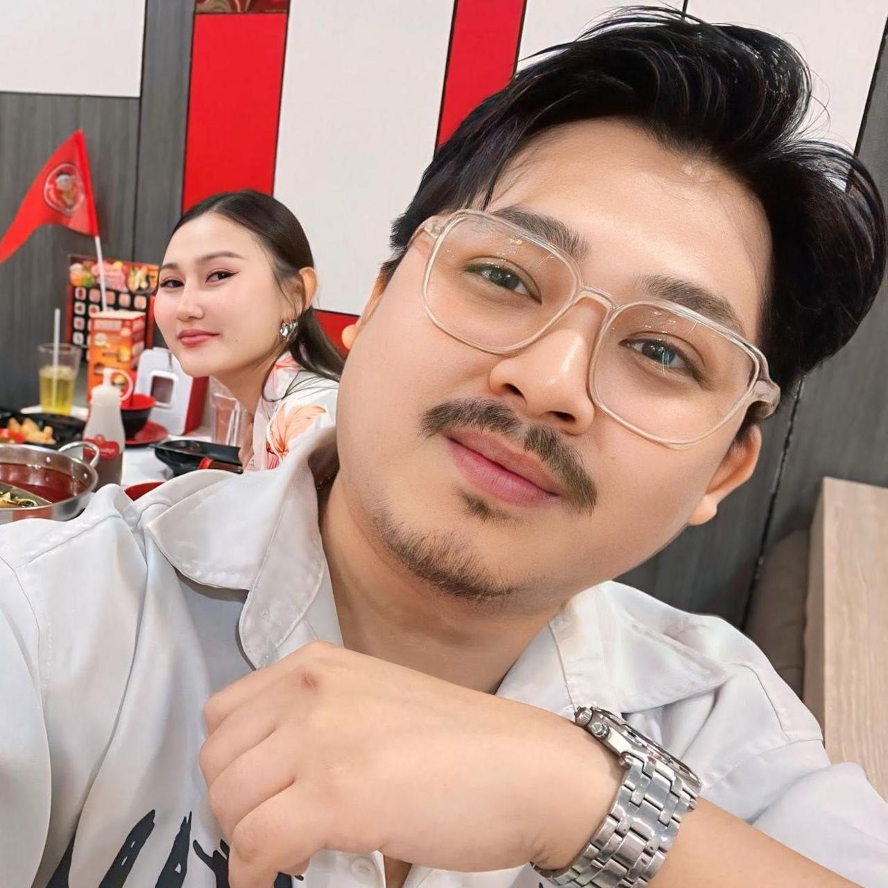Thotsakan band leader Athipat Wichan (right) and his girlfriend Nahathai (left) at a restaurant
