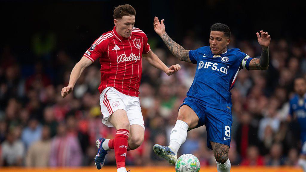 Elliot Anderson takes on Chelsea's Enzo Fernandez