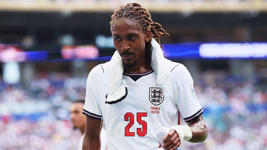 De Zerbi wants to convince Spence to stay at Spurs De Zerbi wants to convince Spence to stay at Spurs