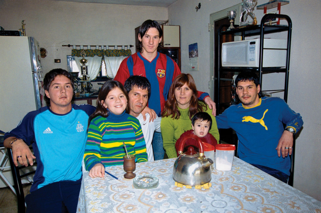 Lionel Messi poses with his family