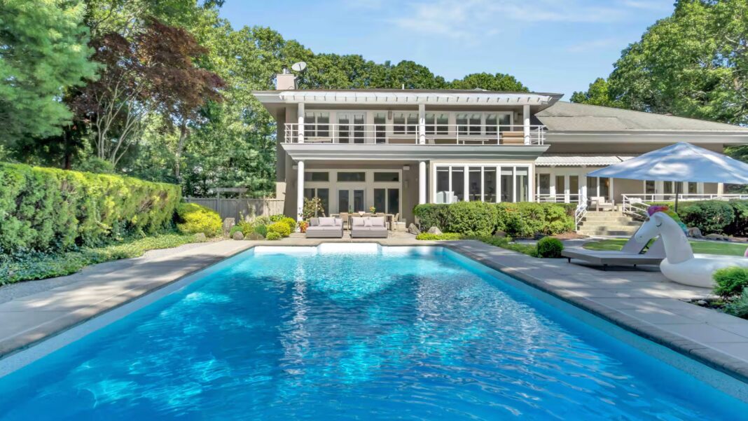 These Hamptons Vacation Rentals Are Worth Booking for the Pool Alone These Hamptons Vacation Rentals Are Worth Booking for the Pool Alone