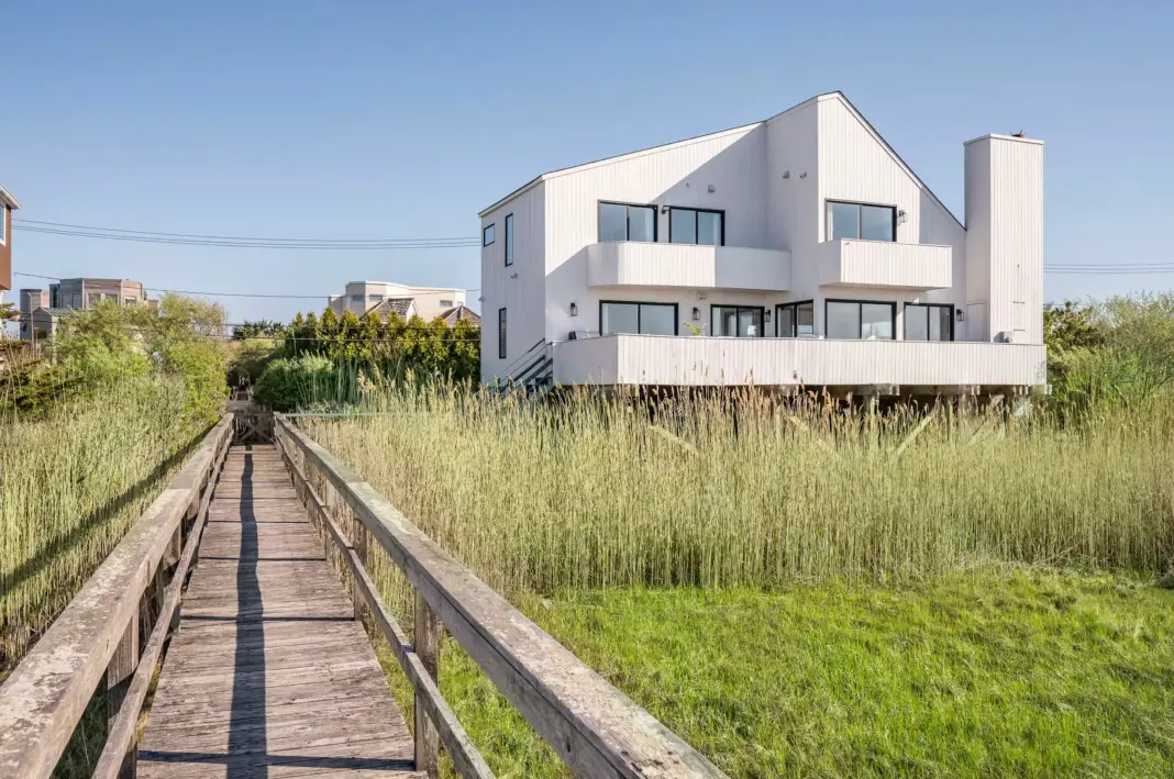 7 Gorgeous Hamptons Airbnbs Where the Weekend Starts on Thursday 7 Gorgeous Hamptons Airbnbs Where the Weekend Starts on Thursday