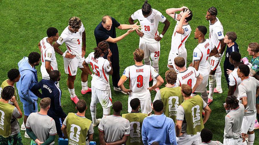 Thomas Tuchal talks to his players during the hydration break in the game against DR Congo