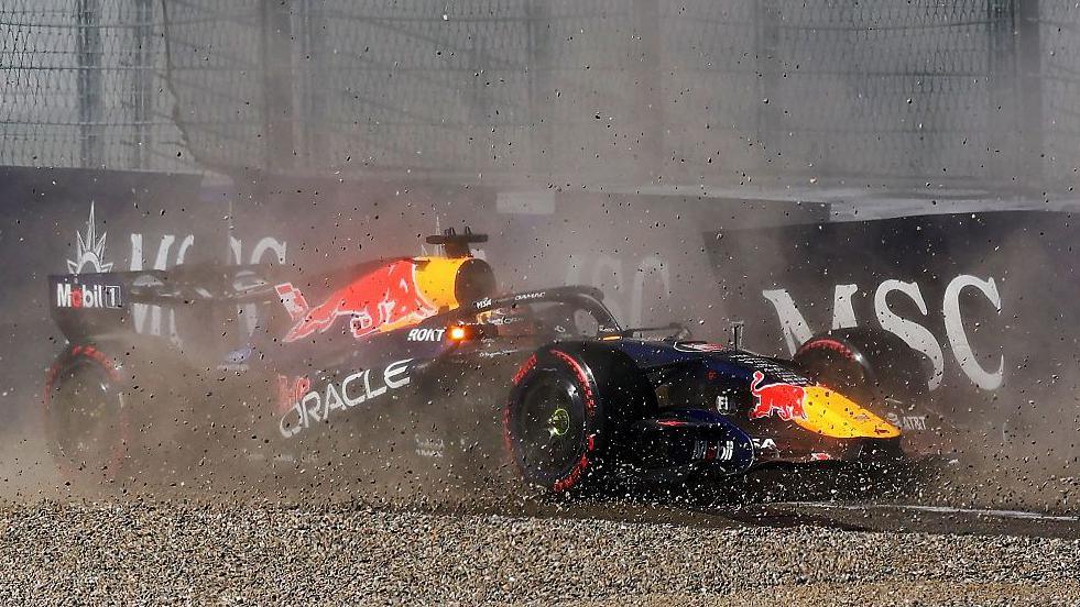 Red Bull to change wing after Verstappen crashes Red Bull to change wing after Verstappen crashes