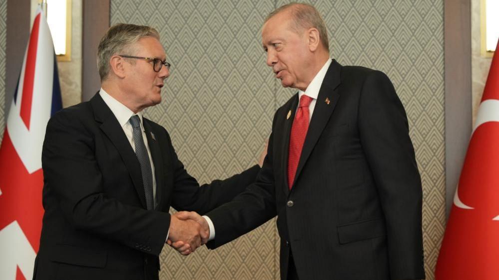 Starmer gifted gun and ammunition by Turkish president at Nato Starmer gifted gun and ammunition by Turkish president at Nato