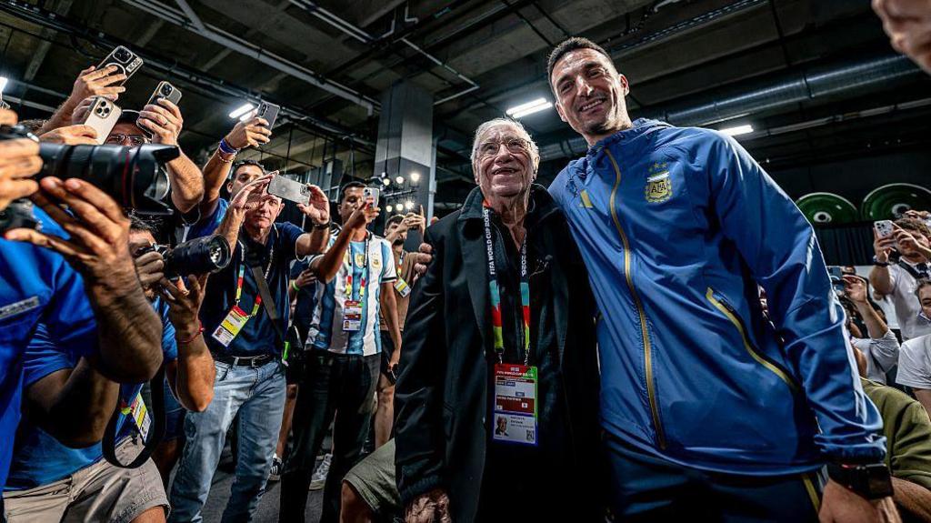 Lionel Scaloni greeted Macaya during an Argentina press conference in Dallas
