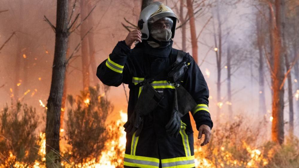 A French firefighter battles a wildfire in Marcheprime, near the south-western city of Bordeaux. Photo: 26 July 2026