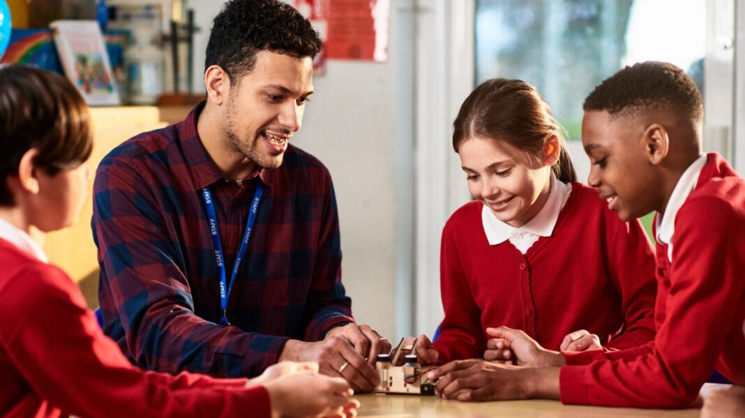 Teachers in England to get 3.5% pay rise Teachers in England to get 3.5% pay rise