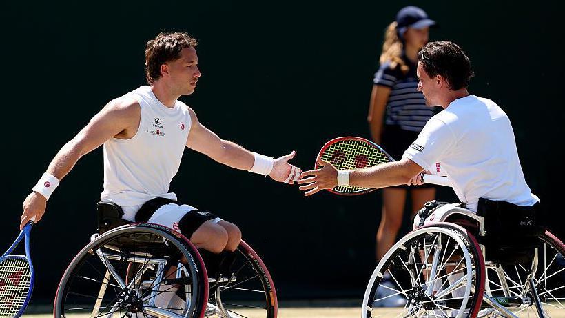GB’s Hewett keeps alive hopes of Wimbledon double GB’s Hewett keeps alive hopes of Wimbledon double