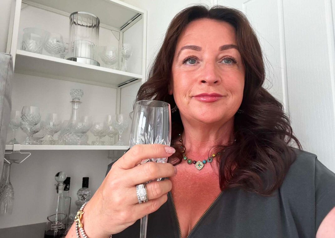‘I wear it on my middle finger’: The rise of the defiant divorce ring ‘I wear it on my middle finger’: The rise of the defiant divorce ring