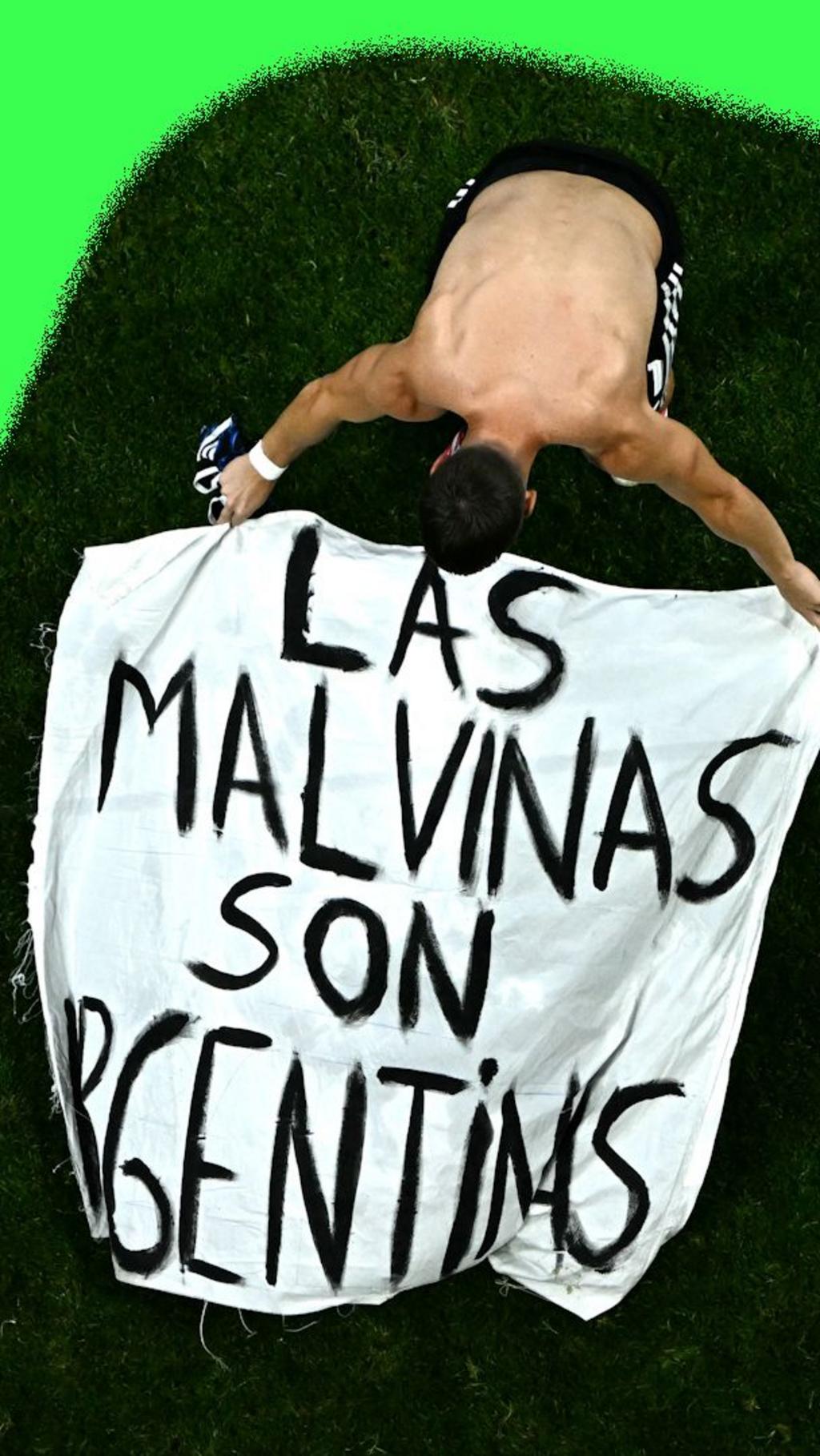 Argentina players bring out Falklands banner Argentina players bring out Falklands banner