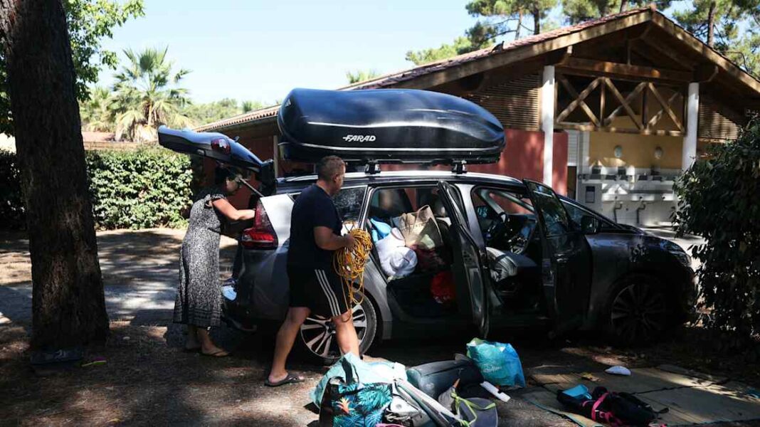 Fire-ravaged France evacuates tourists and braces for new heatwave Fire-ravaged France evacuates tourists and braces for new heatwave