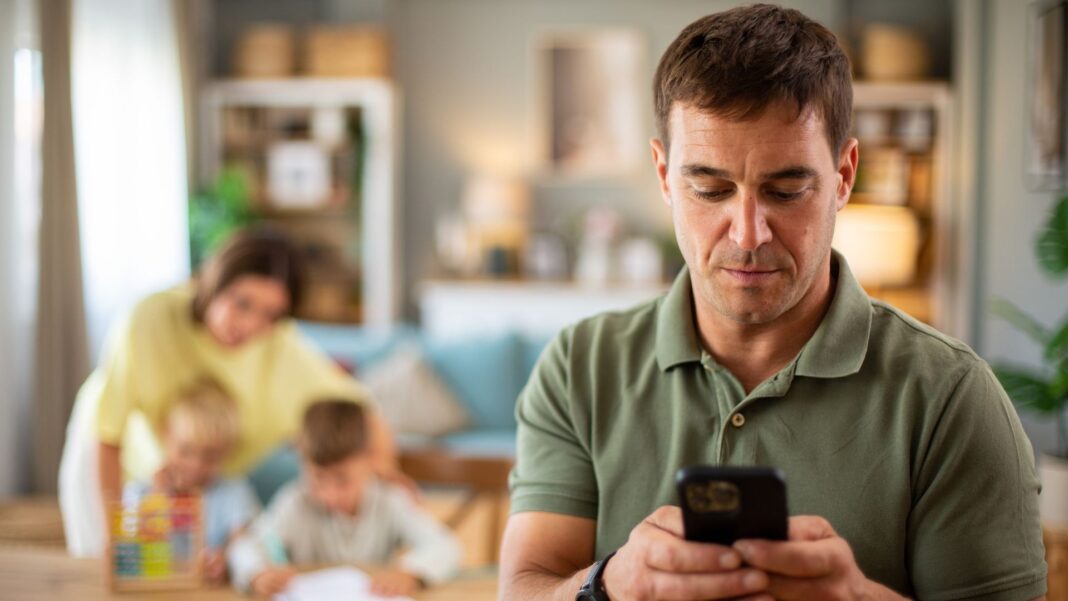 Parents ‘missing important family time’ due to aimless phone use Parents ‘missing important family time’ due to aimless phone use