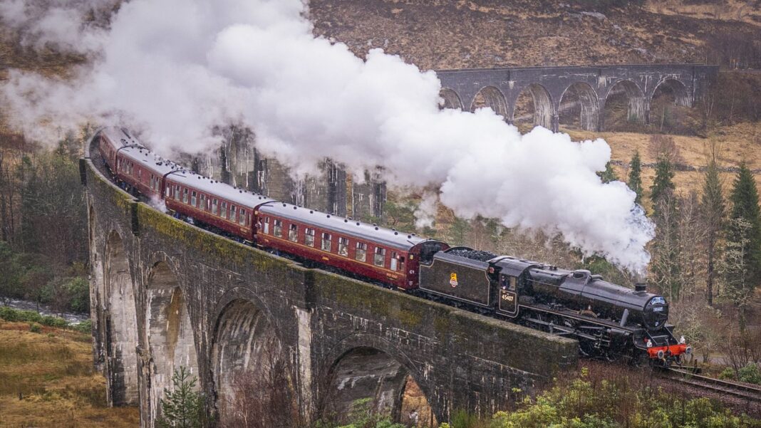 Harry Potter fans warned to stay off tracks as ‘Hogwarts Express’ returns Harry Potter fans warned to stay off tracks as ‘Hogwarts Express’ returns