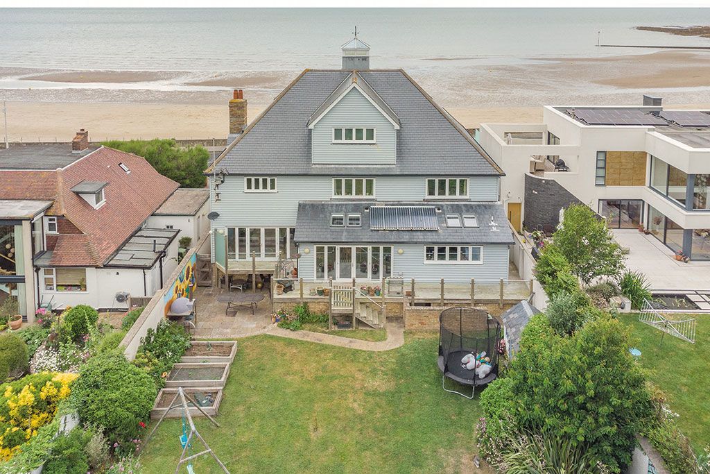 The best properties for sale overlooking the sea The best properties for sale overlooking the sea