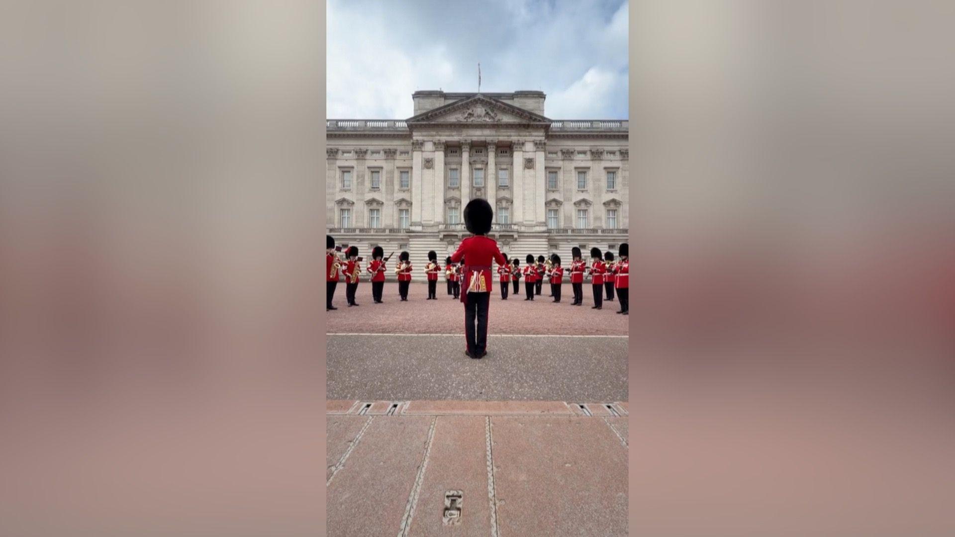 Buckingham Palace guards play their instruments.