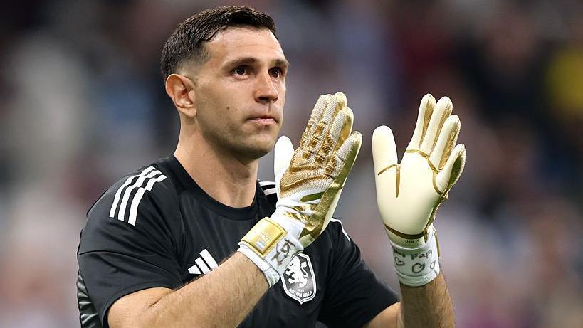 Emi Martinez claps