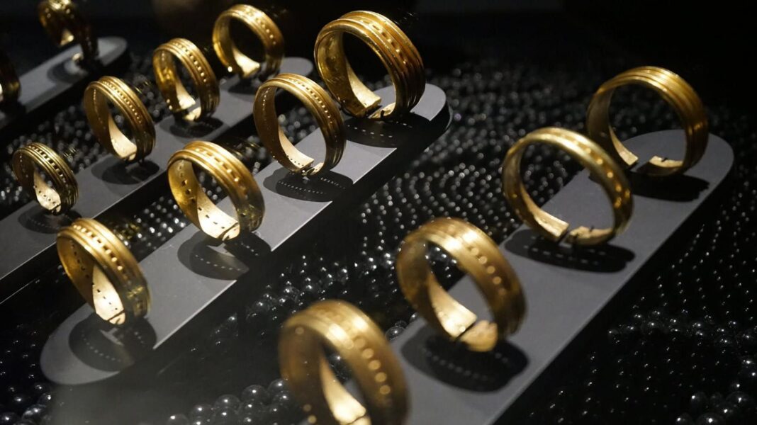 Thieves steal Bronze Age artifacts from Spanish museum in four-minute heist Thieves steal Bronze Age artifacts from Spanish museum in four-minute heist