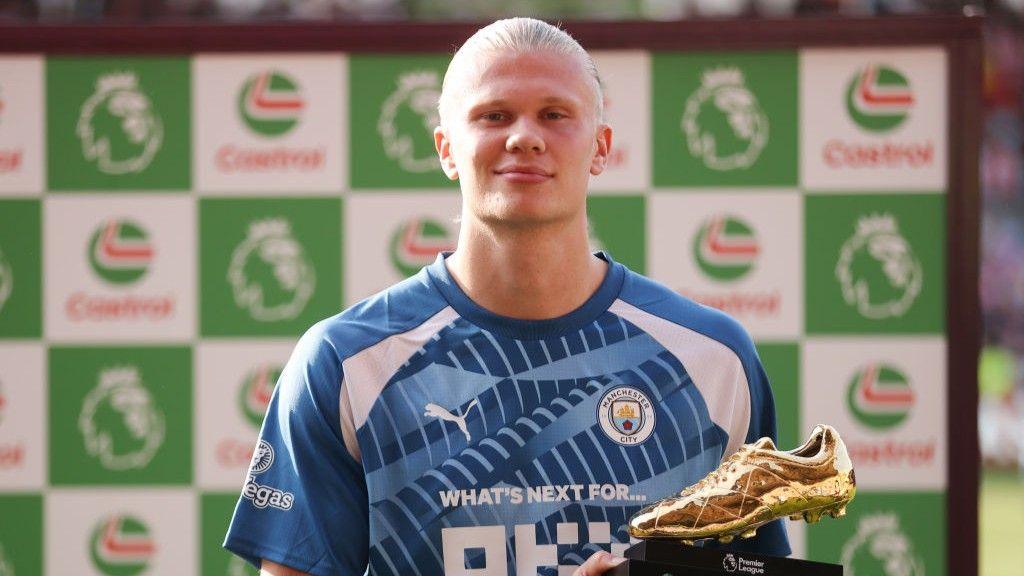 Erling Haaland holding the Premier League golden boot award