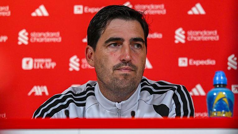 Andoni Iraola in a news conference