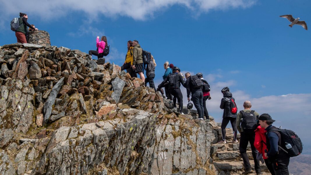 ‘It’s not Alton Towers’ – rows break out over queuing at Wales’ highest mountain ‘It’s not Alton Towers’ – rows break out over queuing at Wales’ highest mountain
