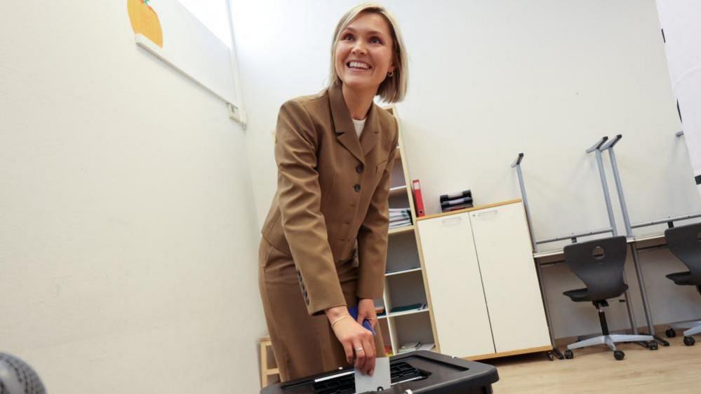 Iceland EU referendum on a knife edge as counting continues Iceland EU referendum on a knife edge as counting continues