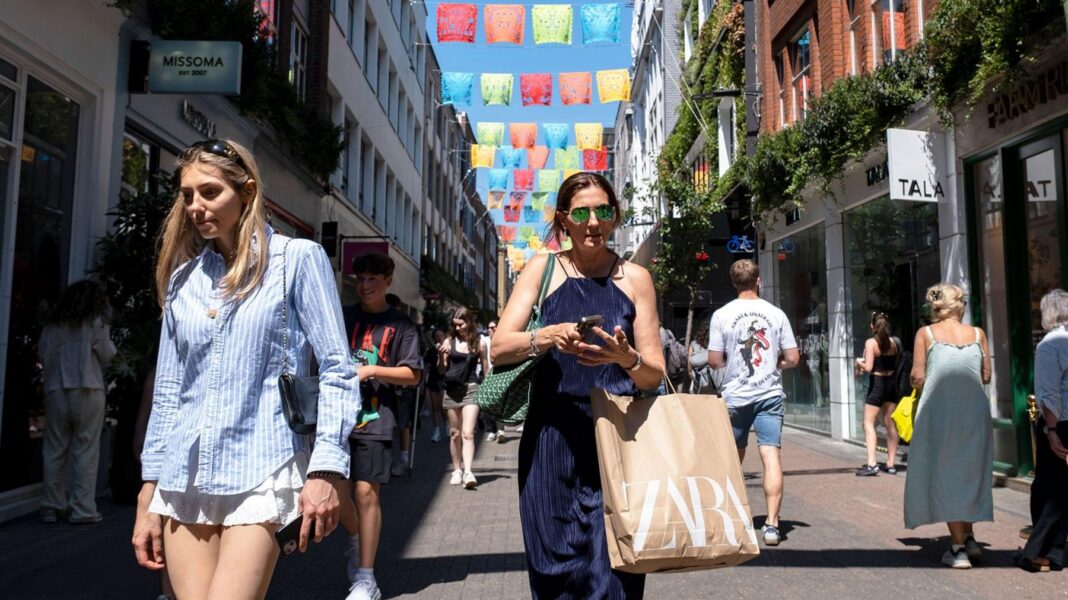 UK economy grows but experts warn of challenging months ahead UK economy grows but experts warn of challenging months ahead