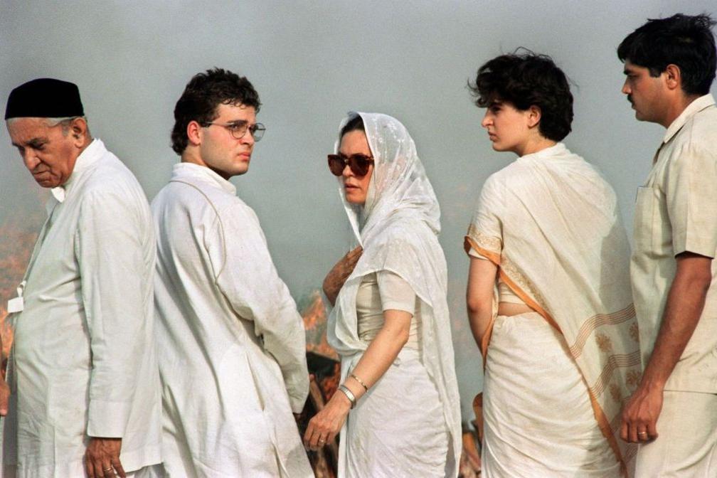 Sonia Gandhi, the Italian-born widow of late Indian Premier Rajiv Gandhi, her daughter Priyanka (R) and son Rahul (2nd-L), turn to chanting mourners during the funeral of Rajiv at Shakti Sthal on the banks of the holy Yamuna River on 24 May 1991 in New Delhi
