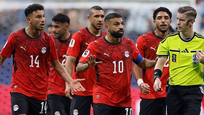 Mohamed Salah and team-mates of Egypt complain to Referee Francois Letexier during the FIFA World Cup 2026 Round of 16 match between Argentina and Egypt