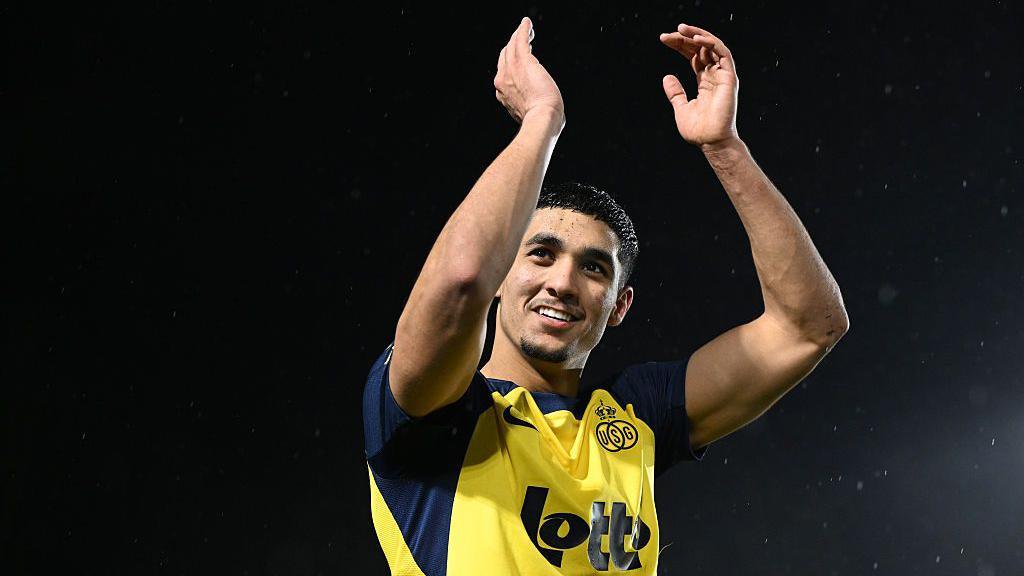 Anan Khalaili applauds the fans
