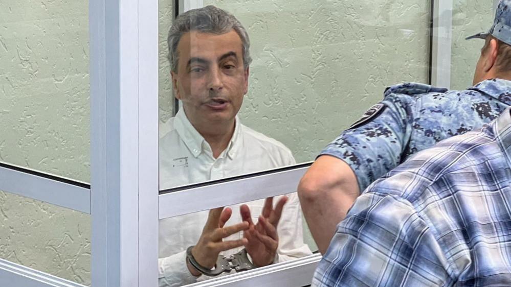 Lev Shlosberg (left, in handcuffs) attends a court hearing in Pskov, western Russia. Photo: 17 September 2026.