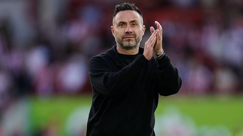 Roberto de Zerbi claps Spurs fans
