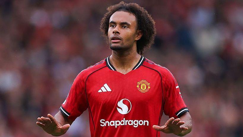 Joshua Zirkzee makes a calming gesture with his hands