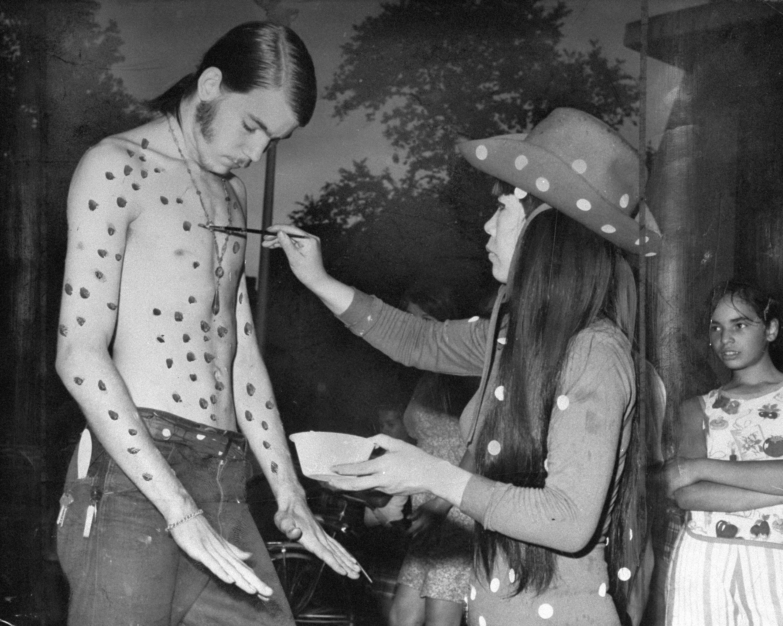 Yayoi Kusama paints body of Kent Feathergill, 1967.
