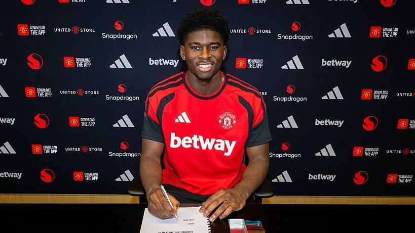 Carlos Baleba signs his Manchester United contract