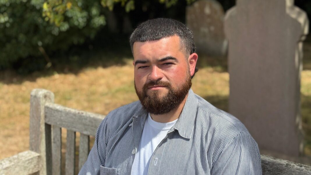 Man who rates benches on Instagram finally finds his 10/10 Man who rates benches on Instagram finally finds his 10/10