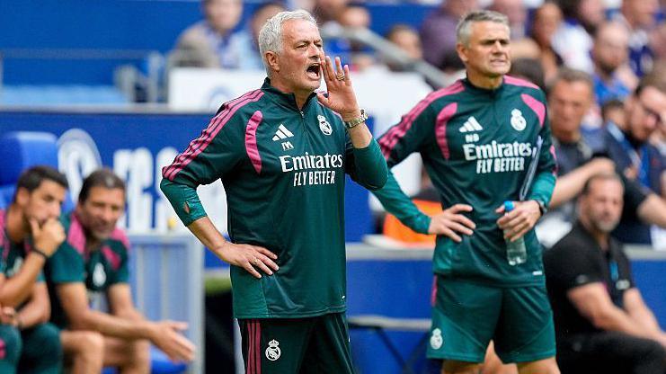 Jose Mourinho with his hand next to his mouth and shouting instructions