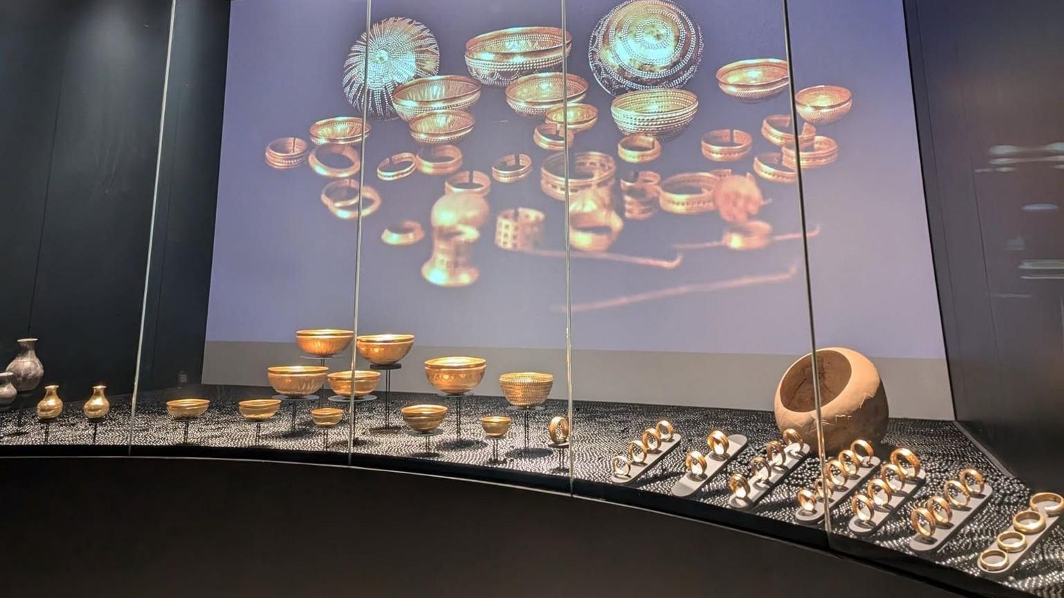 Bowls and jewels taken from the Villena museum on Thursday