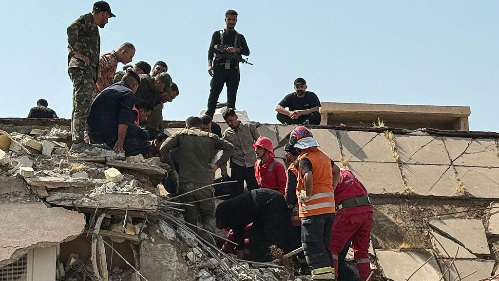 Iraqi security forces and emergency personnel work at the site of a US-Saudi air strike north of Muqdadiyah district, in Iraq's Dayala province (29 July 2026)