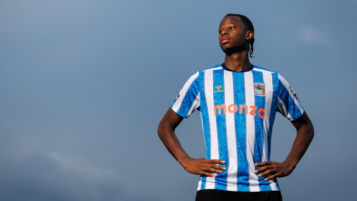 Stephen Mfuni poses in Coventry City's 2025-26 kit