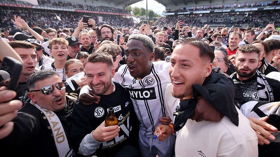 Elversberg celebrate promotion to the Bundesliga