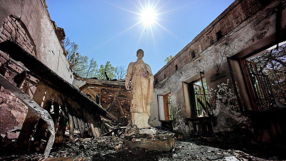 Hryhoriy Skovoroda statue in ruins after Russian attack