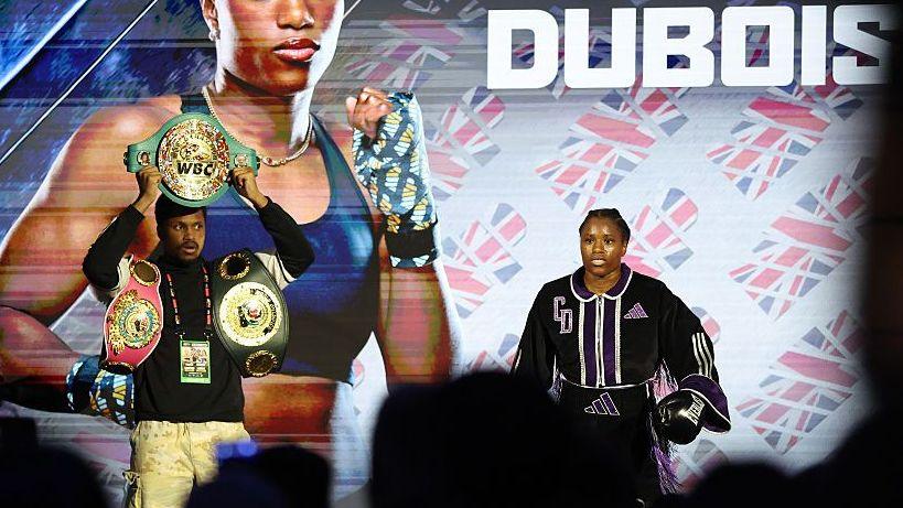 Caroline Dubois making her ringwalk