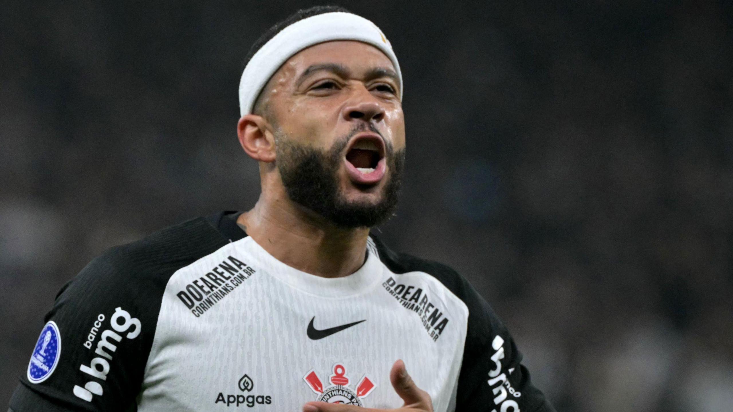 Corinthians' Dutch forward #10 Memphis Depay celebrates after scoring during the Copa Sudamericana group stage football match between Brazil's Corinthians and Colombia's America de Cali