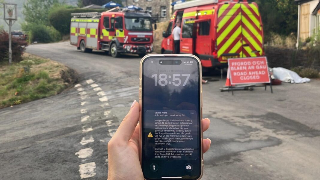 Wildfire phone alert was ‘entirely appropriate’, government says Wildfire phone alert was ‘entirely appropriate’, government says