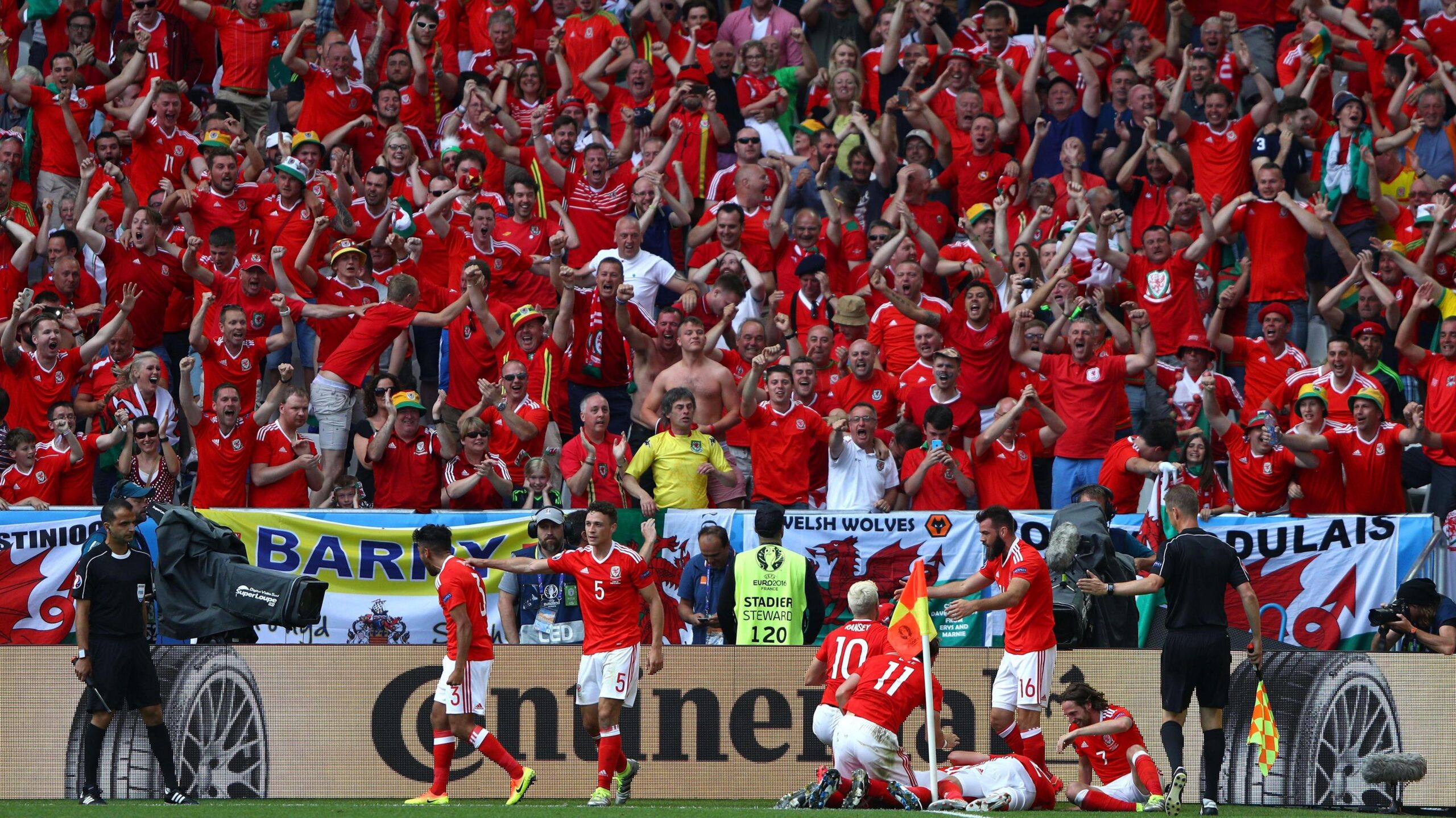 Wales players and fans celebrate Hal Robson-Kanu's winning goal against Slovakia at Euro 2016