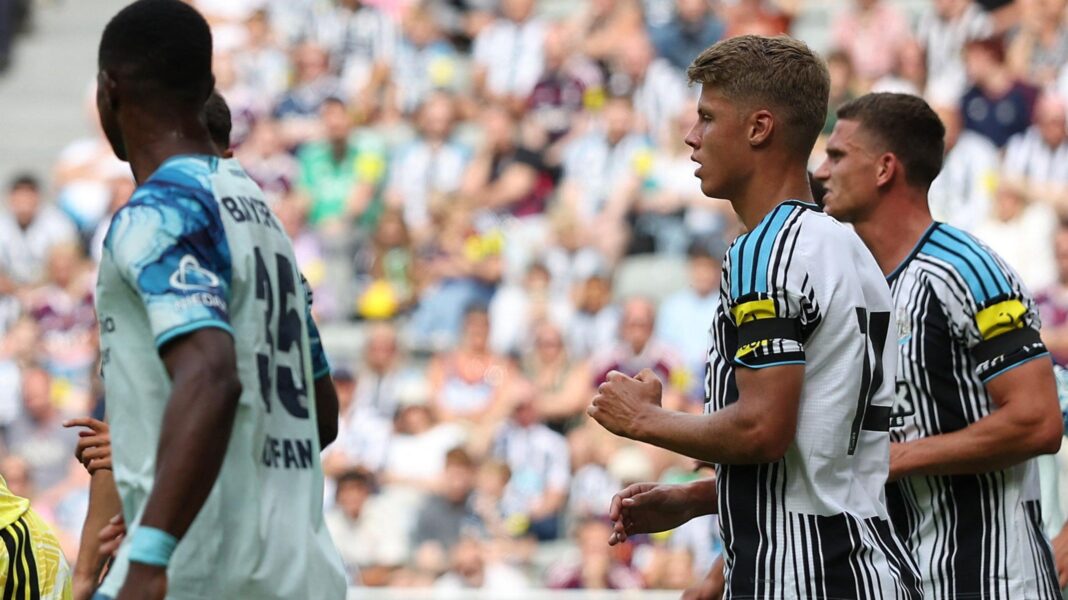 Newcastle change shirts during first half of friendly due to colour clash Newcastle change shirts during first half of friendly due to colour clash